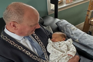 Burgemeester brengt bezoek aan 170.000ste inwoner van Apeldoorn