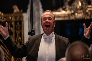 Martin Mans viert 50- jarig jubileum met 300 mannenstemmen in de Loolaankerk