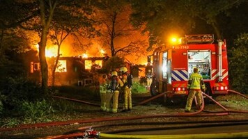 RT rtvapd: Metershoge vlammen bij brand in leegstaand huis: BEEKBERGEN