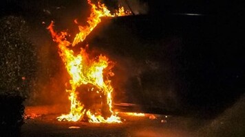 RT rtvapd: Weer autobrand in Apeldoorn, politie vermoedt brandstichting: APELDOORN