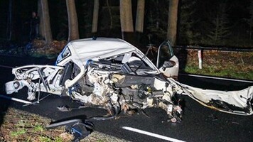 RT rtvapd: Auto totaal vernield na ongeluk, geroep om hulp in bos: HOENDERLOO