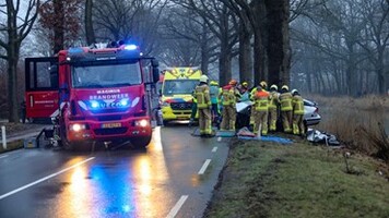 Man belandt met auto in kanaal en overlijdt: LIEREN - Bij een verkeersongeval in Lieren (gemeente Apeldoorn) is dinsdagochtend een automobilist om het leven gekomen.