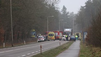 RT rtvapd: Frontale botsing in Beekbergen: BEEKBERGEN - Hulpdiensten zijn zaterdag na het middaguur massaal uitgerukt naar een verkeersongeluk in Beekbergen.