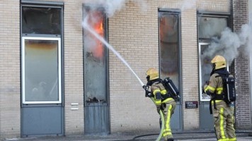 RT rtvapd: Vlammen slaan uit kantoorpand: APELDOORN - Op een industrieterrein in Apeldoorn woedt zondagavond een brand in een kantoorpand.