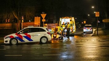 Fietser geschept op kruising, automobilist rijdt door: APELDOORN