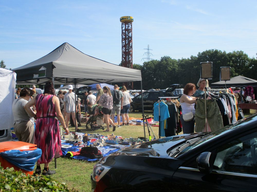 Warm, druk en gezellig: eerste Kofferbakverkoop bijna zonder problemen verlopen