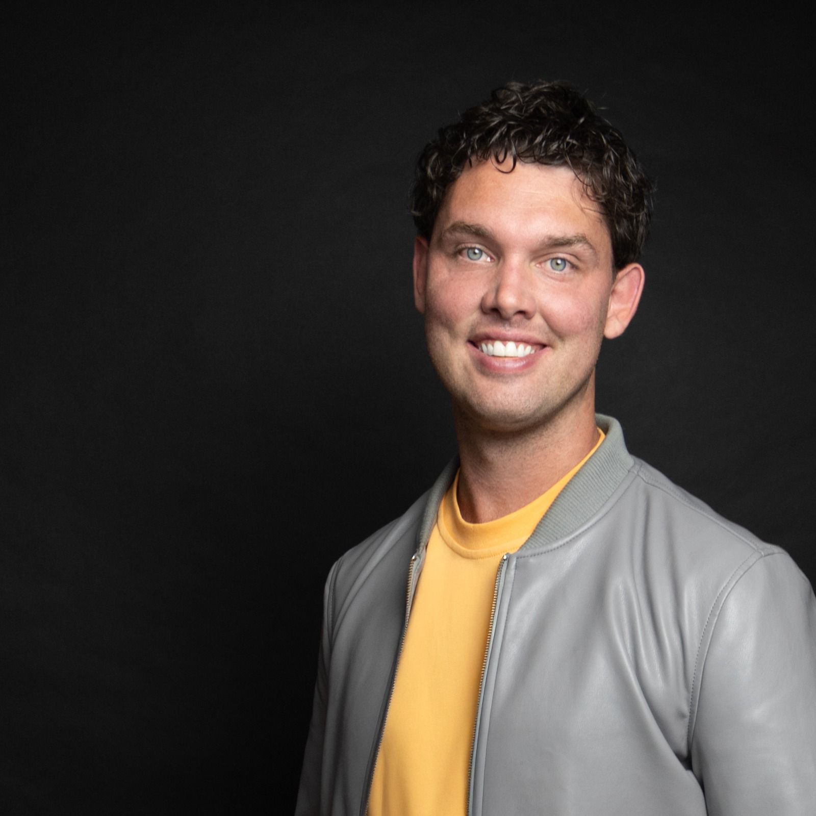 Zanger Maico lanceert nieuwste single in radioprogramma de Matinee