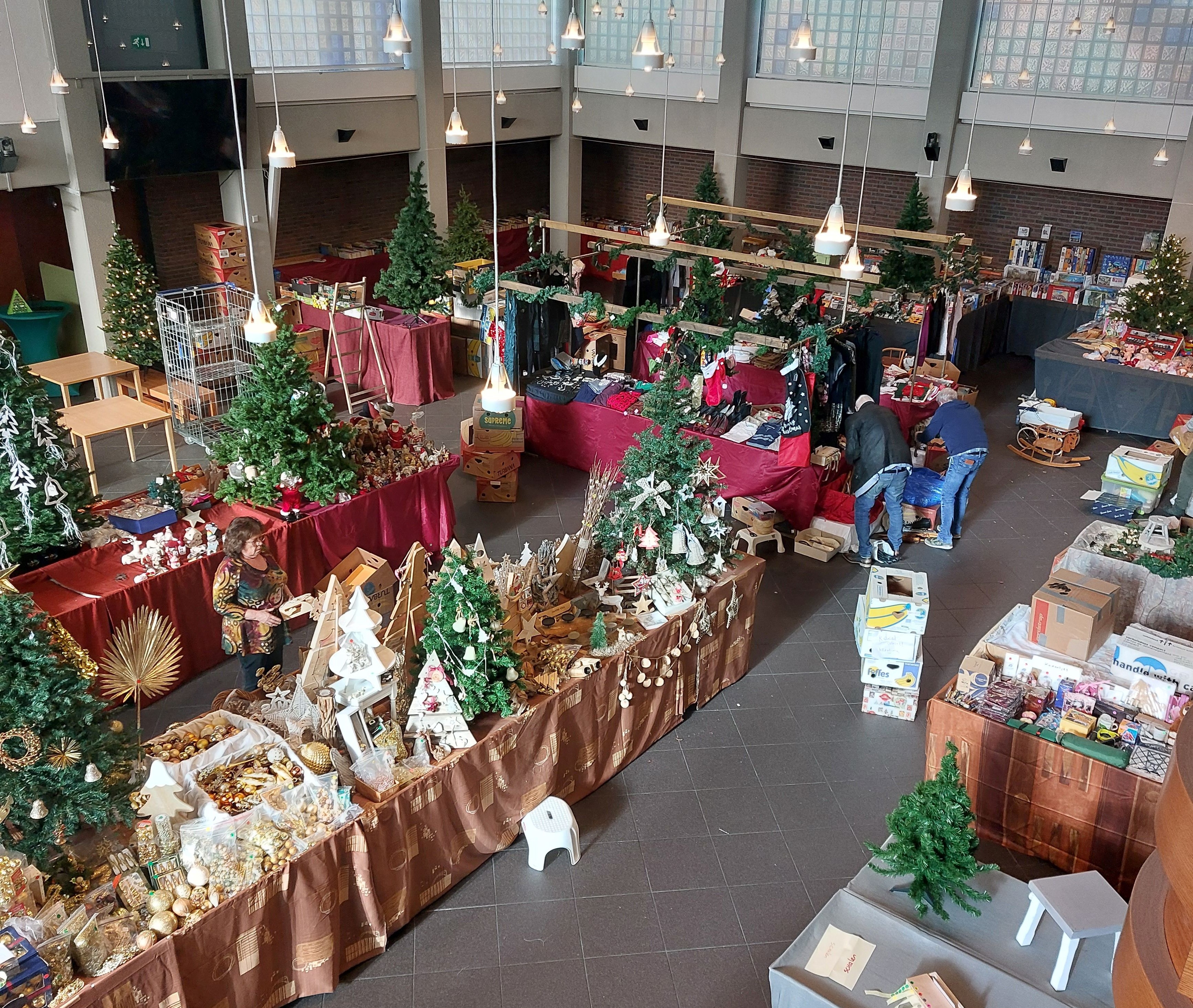 Tweedehands Sinter-Kerstmarkt in kerk De Hofstad 