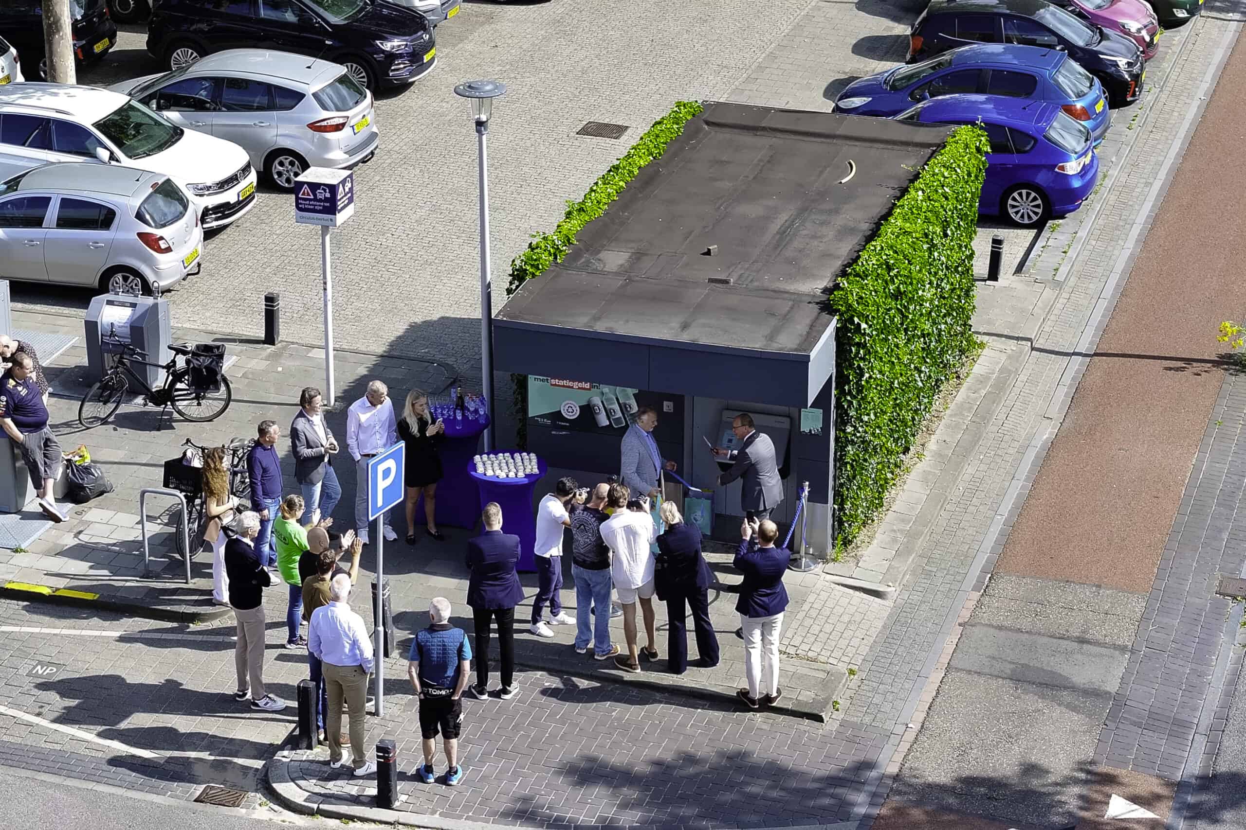 Burgemeester opent eerste publieke innamepunt statiegeldverpakkingen