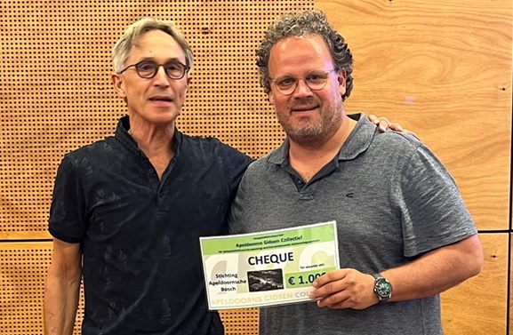 Cheque van 1000 euro voor Apeldoornsche Bosch